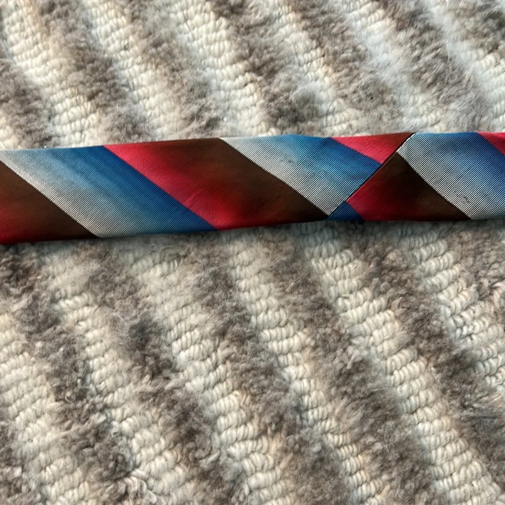 Gradient Stripe Tie - Picture 5 of 12